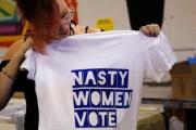 Bob Bland, una de las impulsoras de la campaña de las 'mujeres asquerosas', enseña una camiseta con su lema, en Nueva York.-BRENDAN MCDERMID / REUTERS