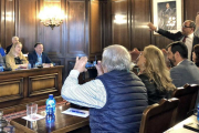 El alcalde y Bárez fotografían con el móvil a la oposición en la despedida del pleno, después de que el PP hubiera sacado la imagen de grupo del PSOE.-J.A.C