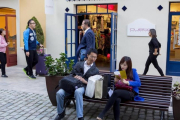 Turistas chinos, de compras en el centro comercial La Roca Village.-/ FERRÁN NADEU