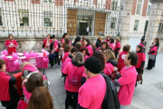 Medio centenar de matronas organiza una concentración frente a la Consejería de Sanidad para visibilizar las competencias de su profesión y las actividades que realiza en favor de la población-Ical