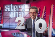 Jordi Hurtado posa, feliz -y con gafas nuevas-, en el plató de 'Saber y ganar', durante los preparativos de los especiales.-FERRAN NADEU