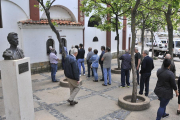 Colas ayer ante la taquilla de la plaza de toros, en la primera jornada para renovar los abonos.-Valentín Guisande