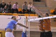Manu Salvador remata ante la oposición de dos jugadores de Cai Teruel.-DIEGO MAYOR
