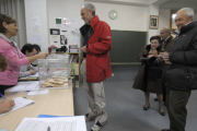 En la imagen de archivo los ciudadanos ejercen su derecho al voto en las pasadas elecciones. / FERNANDO SANTIAGO-