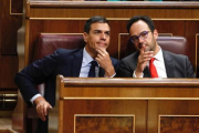 El líder del PSOE, Pedro Sánchez, y el portavoz del grupo parlamentario, Antonio Hernando, en el Congreso.-JUAN MANUEL PRATS