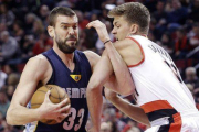 Marc Gasol trata de deshacerse de la presión de Meyers Leonard, durante el partido que ha enfrentado a los Grizzlies y los Trail Blazers.-Foto: AP / DON RYAN
