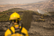 Un bombero forestal observa la descarga de un helicóptero. INFOAR