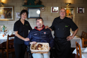 María Eugenia, Jorge y Jesús, con una muestra de la variedad micológica del restaurante El Maño de Navaleno