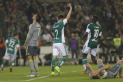 El delantero portugués del Real Madrid Cristiano Ronaldo (i) se lamenta durante el partido correspondiente a la vigésimo primera jornada de Liga en Primera División.-EFE
