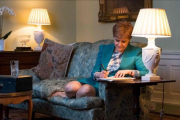 Nicola Sturgeon firma la carta a Theresa May solicitando el referéndum.-STUART NICOL