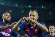 Jordi Alba celebra el gol que marcó en el partido de la Champions ante el Inter de Milán.-JOAN CORTADELLAS