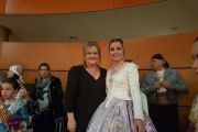 Carmen de Rosa (izquierda), junto a la fallera mayor de la Falla Plaça del Mercat Central de València, en una imagen publicada por la entidad en Facebook.-Falla del Mercat Central de Valencia