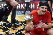 Nando de Colo, la estrella del CSKA, con el trofeo de campeones de la última Euroliga.-AFP / JOHN MACDOUGALL