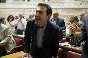 El primer ministro de Grecia, Alexis Tsipras, en el Parlamento heleno este viernes.-Foto:   AP / THANASSIS STAVRAKIS