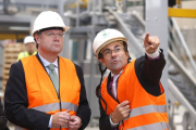 El consejero de Fomento y Medio Ambiente, Antonio Silván, visita la fábrica de pellets del Grupo Coterram Generación en la localidad leonesa de Benamariel. Junto a él, uno de los socios de la empresa, Pablo Barrientos-Ical