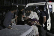 Trasladan al hospital a los heridos por una explosión en Kabul.-AP