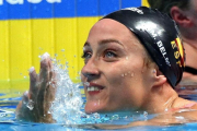 Mireia Belmonte, sonriente, saluda después de concluir su prueba-ALBERTO ESTEVEZ (EFE)