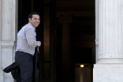 El primer ministro griego, Alexis Tsipras, a la llegada a su oficina este sábado.-Foto:   REUTERS / ALKIS KONSTANTINIDIS