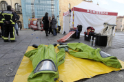 Parte del equipamiento de los Bomberos y con el puesto de mando en segundo plano en la presentación de la Plaza Mayor. / ÚRSULA SIERRA-