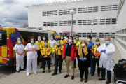 Alfonso Fernández Mañueco, en el centro con cazadora roja y mascarilla, junto a miembros del Samur y personal del hospital Santa Bárbara.