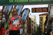 El leonés Sergio Sánchez en el momento de cruzar la línea de meta como campeón de la Media Maratón Abel Antón Ciudad de Soria.-Diego Mayor