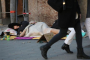 Un hombre duerme en Paseo de Gràcia (Barcelona), el pasado mes de noviembre.-RICARD CUGAT