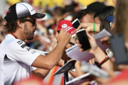 Fernando Alonso firma autógrafos en Hungaroring.-EFE / ZSOLT CZEGLEDI