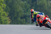 Marc Márquez, por delante de Aleix Espargaró y Álvaro Bautista, este sábado en Sachsenring.-AFP / ROBERT MICHAEL