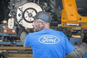 Un trabajador de la fábrica de Ford en Almussafes.-MIGUEL LORENZO