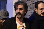 Deniz Yücel (centro) sale de su casa, tras ser liberado, en Estambul, el 16 de febrero.-/ AFP / OZAN KOSE