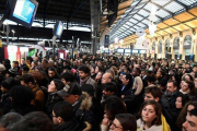 Cientos de personas abarrotan la estación de tren de Saint-Lazare, en París, en una nueva jornada de huelga de los transportes.-AFP