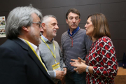 La consejera de Agricultura y Ganadería, Milagros Marcos, conversa con, el coordinador regional de Izquierda Unida, José María González, y los responsables de los sindicatos UGT y Comisiones Obreras en la Comunidad, Agustín Prieto y Ángel Hernández respec-ICAL