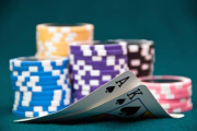 Cartas y fichas en una partida de poker88poker-