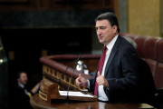 El portavoz del PNV, Aitor Esteban, junto a la ministra de Educación, Isabel Celaá, en el Congreso.-JOSE LUIS ROCA