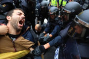 Agentes de la policía, ante la escuela Ramon Llull, el 1 de octubre.-FERRAN NADEU