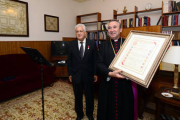 El obispo posa con el diploma acreditativo de Capellán Mayor de los 12 Linajes. / ÁLVARO MARTÍNEZ-