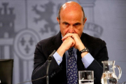 El ministro en funciones de Economía, Luis de Guindos, tras la reunión del Consejo de Ministros del 24 de junio.-JUAN MANUEL PRATS