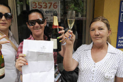Las dos hermanas premiadas en el sorteo de Lotería Nacional del jueves, ayer, celebrándolo. / VALENTÍN GUISANDE-