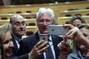 Richard Gere tomándose fotos con representantes del Senado el pasado miércoles, 13 de diciembre-ZIPI (EFE)