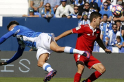 El sevillista Vietto (derecha), junto a un jugador del Leganés.-EFE / MARISCAL