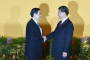 El presidente chino Xi Jinping (a la derecha) le da la mano al presidente de Taiwán Ma Ying-jeou (L) antes de su reunión en el hotel Shangrila de Singapur este sábado.-AFP / ROSLAN RAHMAN