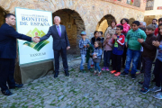 Momento de la presentación del cartel del pueblo más bonito de Yanguas-A. M.