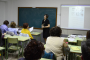 Clase de Educación de Adultos, en una imagen de archivo. / VALENTÍN GUISANDE-
