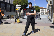 Un joven camina ayer en camiseta, todavía dentro de fechasinvernales. / VALENTÍN GUISANDE-