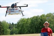 Un usuario controla un dron en un centro de investigación en los Pirineos franceses.-AFP