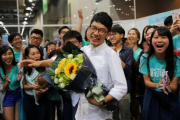 Nathan Law, uno de los líderes de la 'revolución de los paraguas' en el 2014, celebra con sus seguidores el escaño ganado en las elecciones legislativas de Hong Kong.-REUTERS / TYRONE SIU