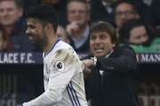 Diego Costa, con una herida en la cara, celebra con su técnico, Antonio Conte, el que sería el gol de la victoria del Chelsea frente al Crystal Palace.-REUTERS / PETER NICHOLLS