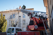 Actuación de los bomberos en la plaza Santa Catalina a primera hora. GONZALO MONTESEGURO