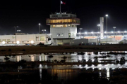 El circuito de Losail, inundado tras las lluvias que han impdido disputar las sesiones de calificación del Mundial de motociclismo.-EFE / NOUSHAD THEKKAYIL