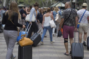 Turistas con maletas en Barcelona.-ALBERT BERTRAN
